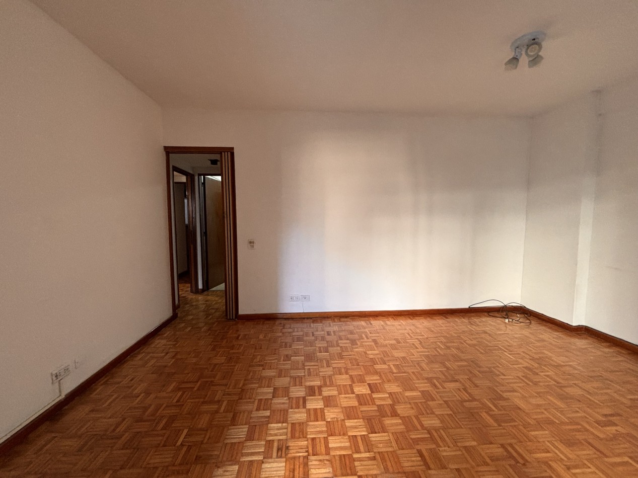 3 ambientes con balcon, palier privado y doble circulacion frente al PARQUE LAS HERAS