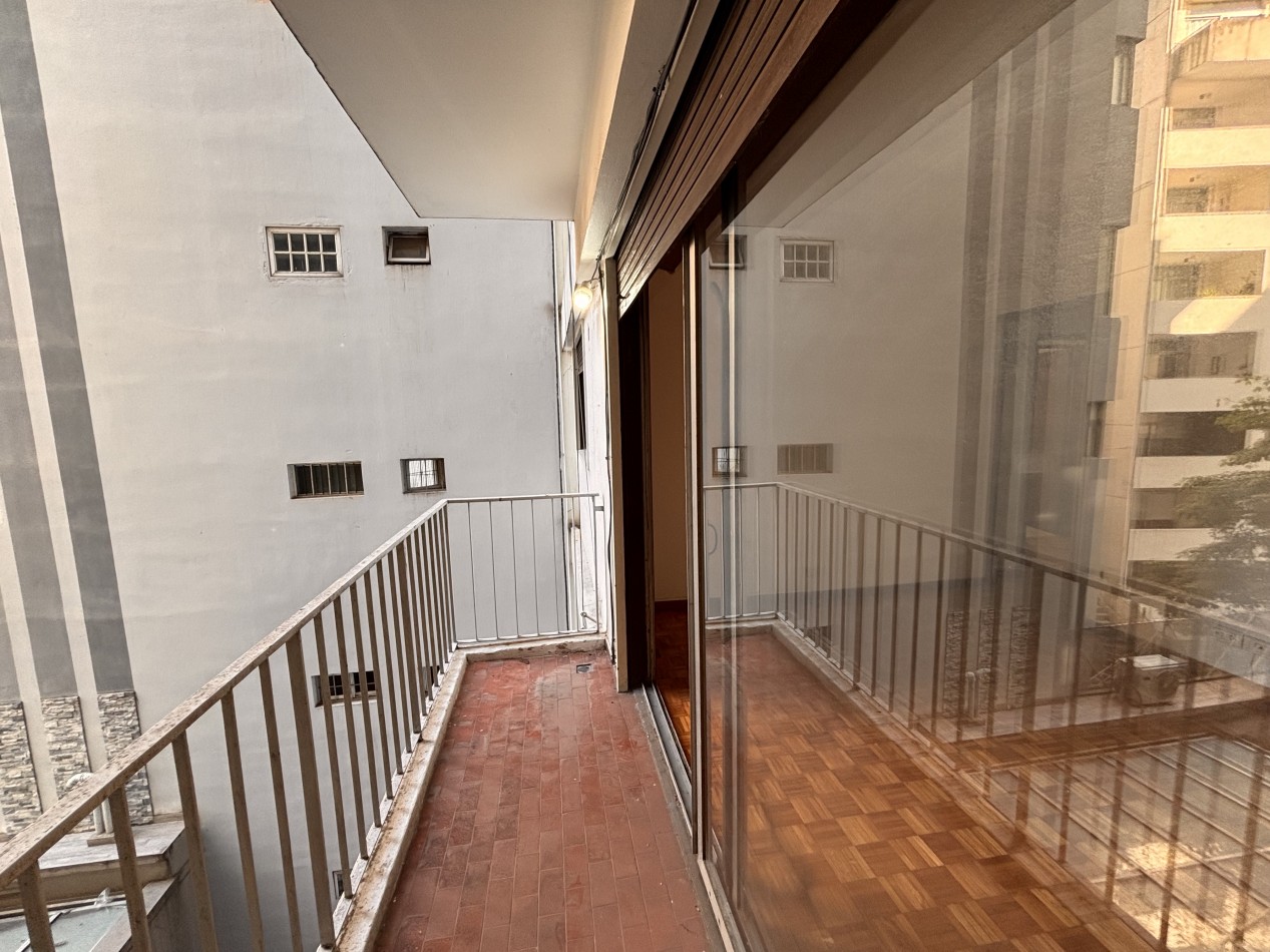 3 ambientes con balcon, palier privado y doble circulacion frente al PARQUE LAS HERAS