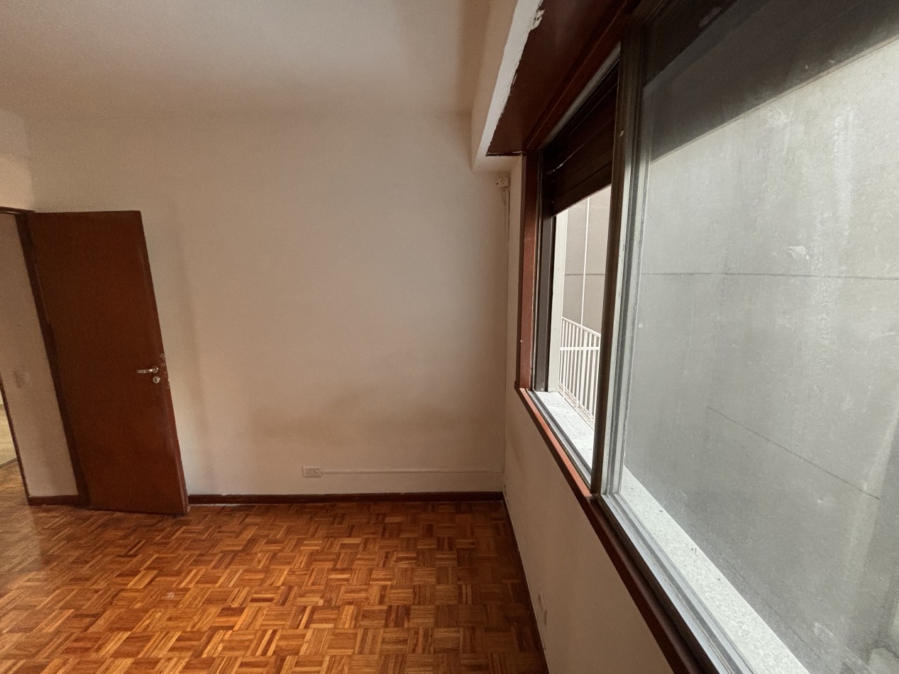 3 ambientes con balcon, palier privado y doble circulacion frente al PARQUE LAS HERAS