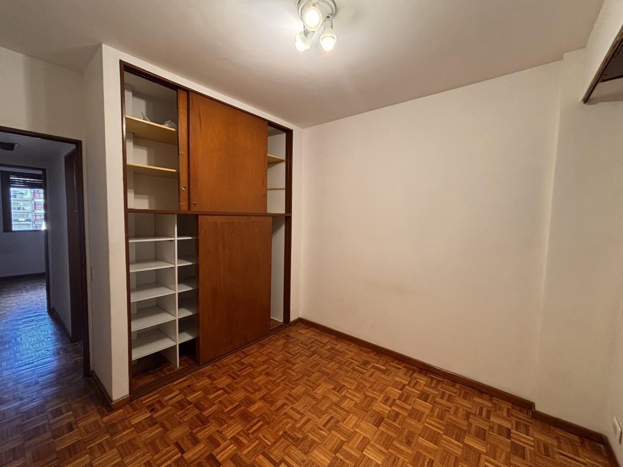 3 ambientes con balcon, palier privado y doble circulacion frente al PARQUE LAS HERAS