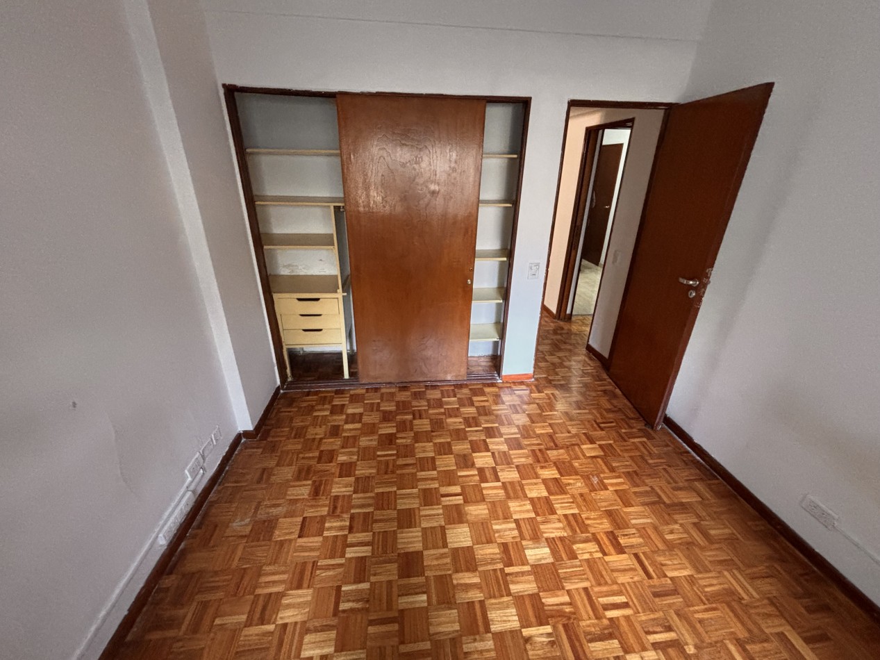 3 ambientes con balcon, palier privado y doble circulacion frente al PARQUE LAS HERAS