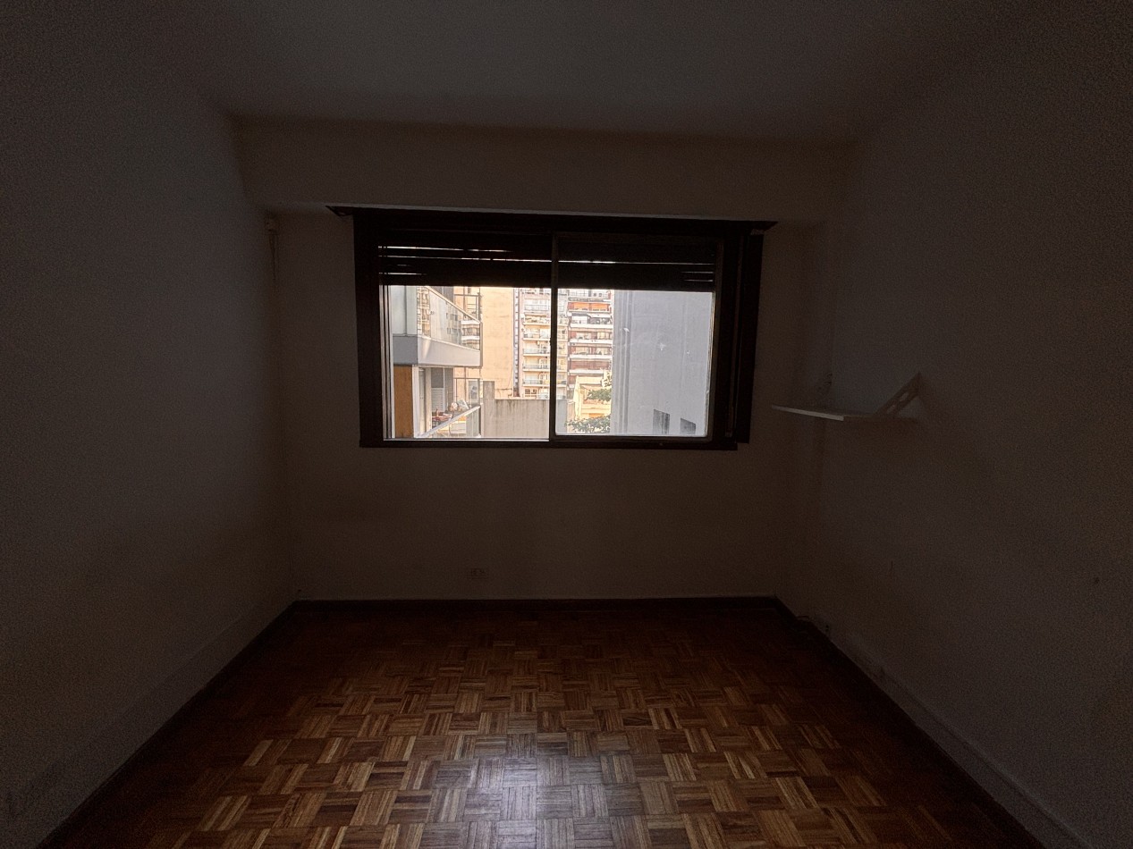 3 ambientes con balcon, palier privado y doble circulacion frente al PARQUE LAS HERAS