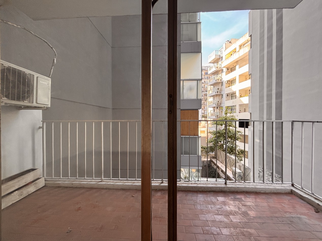 3 ambientes con balcon, palier privado y doble circulacion frente al PARQUE LAS HERAS