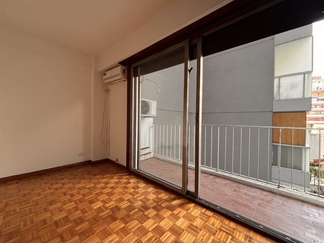 3 ambientes con balcon, palier privado y doble circulacion frente al PARQUE LAS HERAS