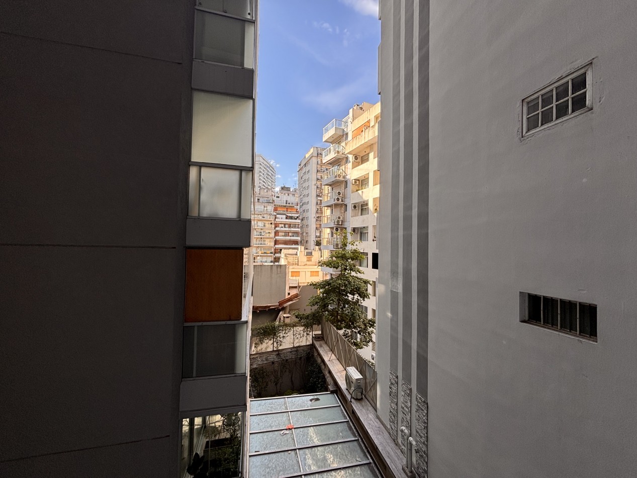 3 ambientes con balcon, palier privado y doble circulacion frente al PARQUE LAS HERAS