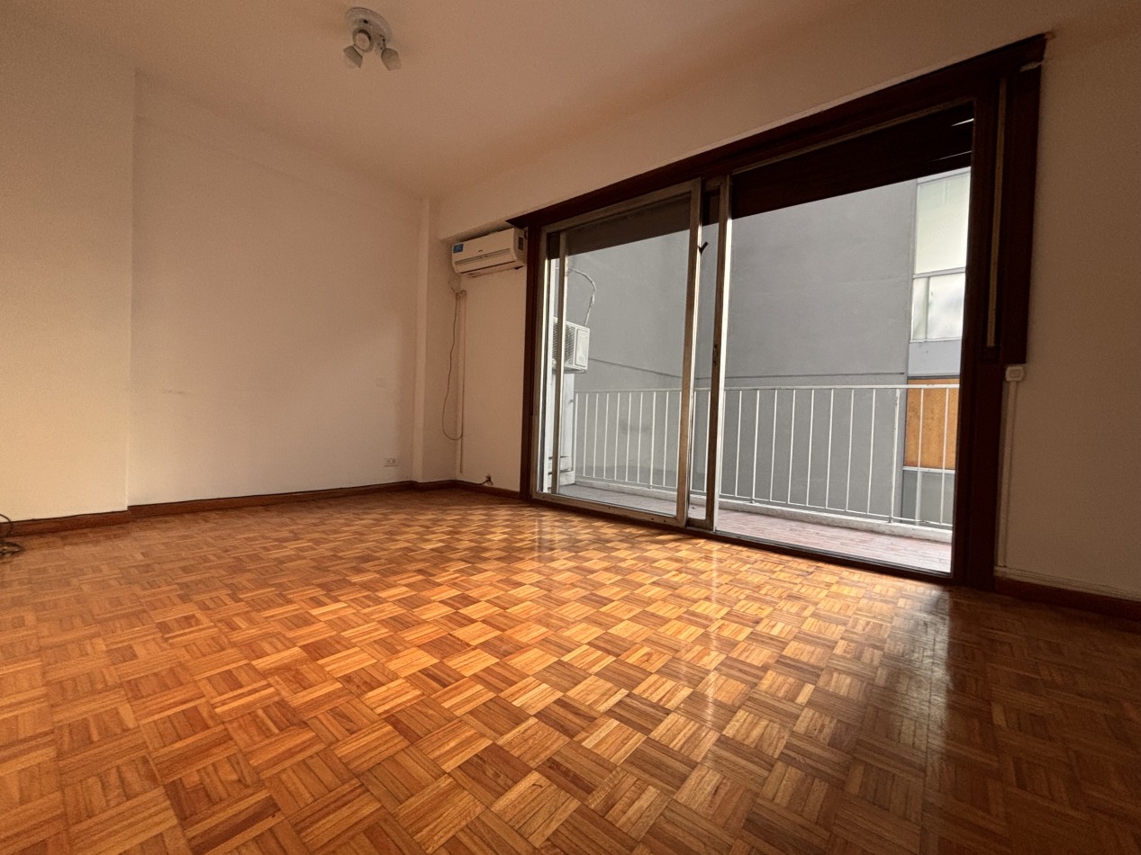 3 ambientes con balcon, palier privado y doble circulacion frente al PARQUE LAS HERAS