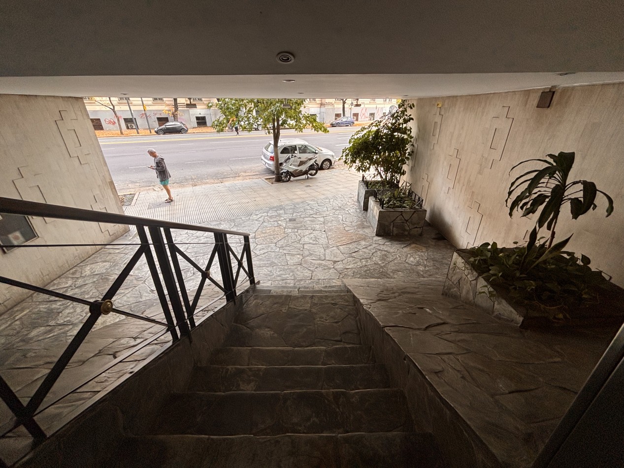 3 ambientes con balcon, palier privado y doble circulacion frente al PARQUE LAS HERAS