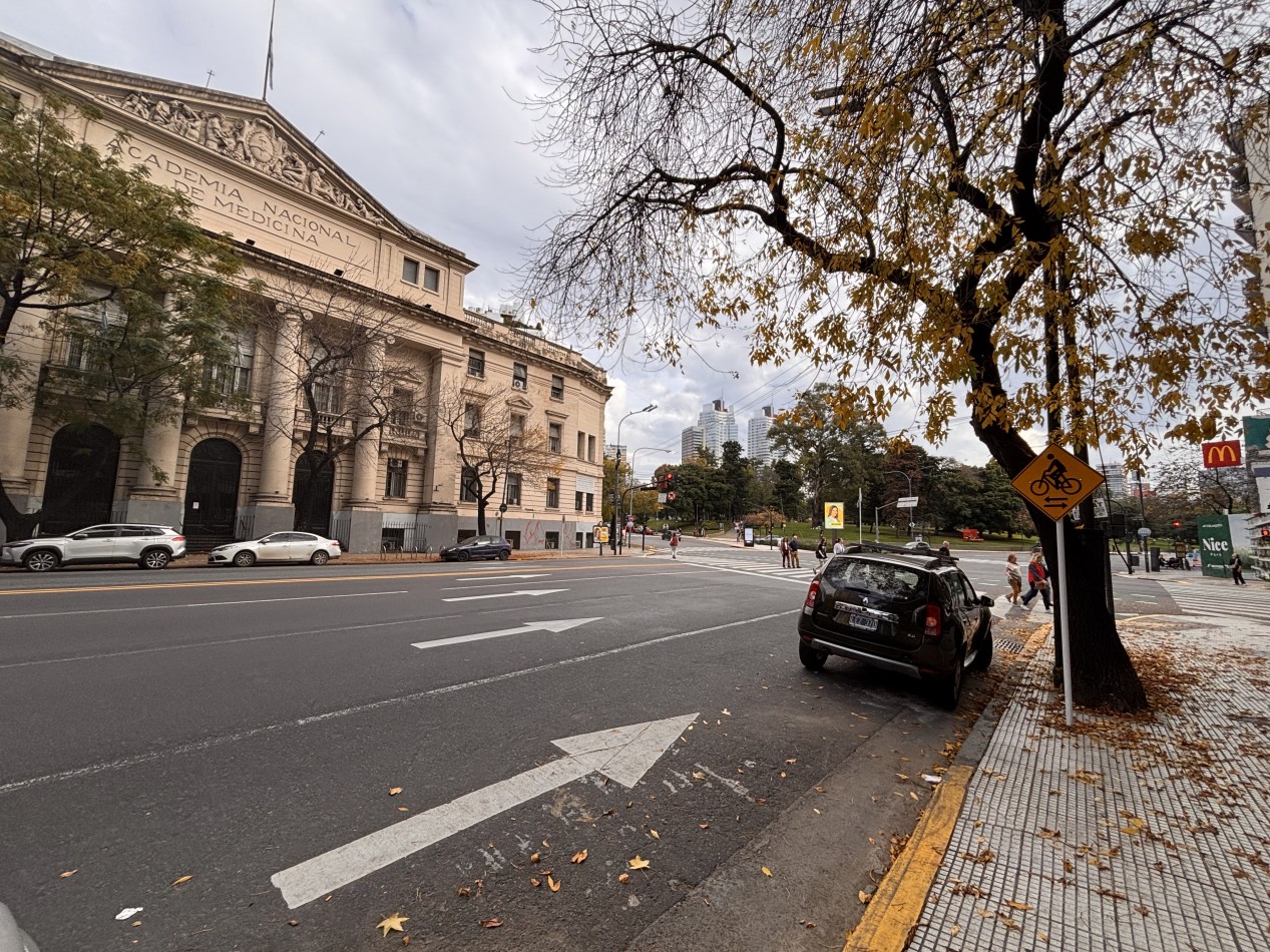 3 ambientes con balcon, palier privado y doble circulacion frente al PARQUE LAS HERAS