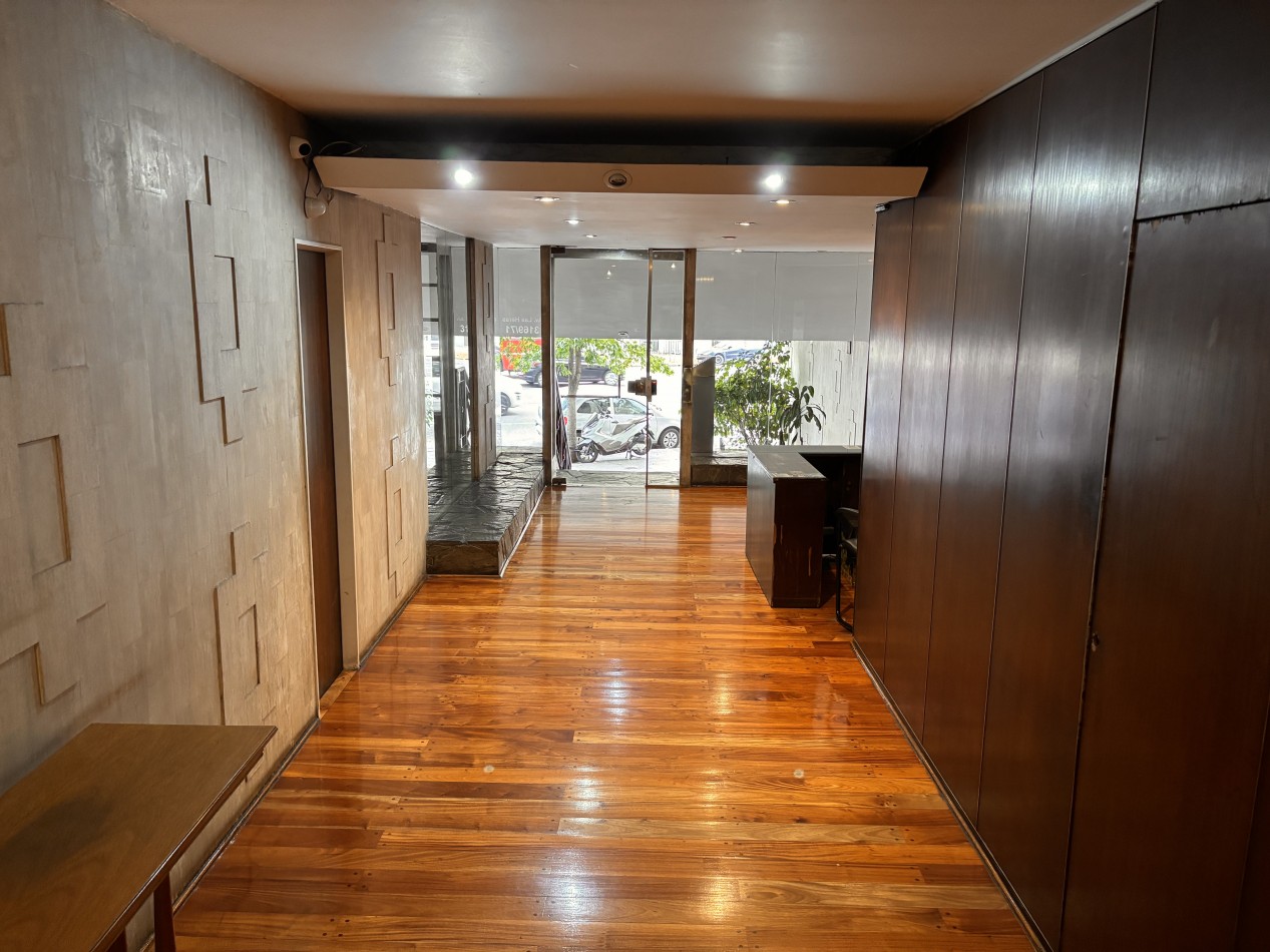 3 ambientes con balcon, palier privado y doble circulacion frente al PARQUE LAS HERAS