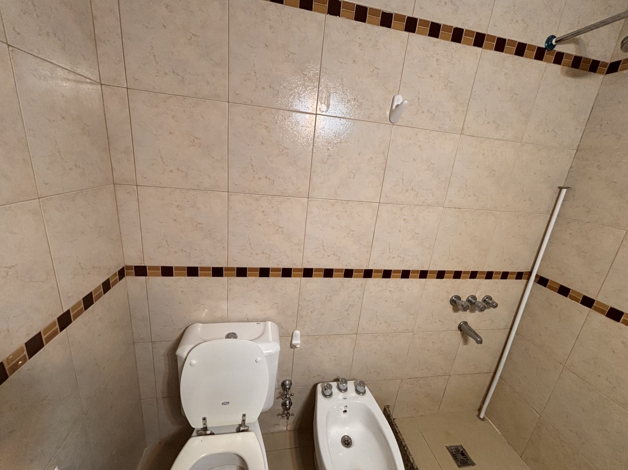3 ambientes con balcon, palier privado y doble circulacion frente al PARQUE LAS HERAS