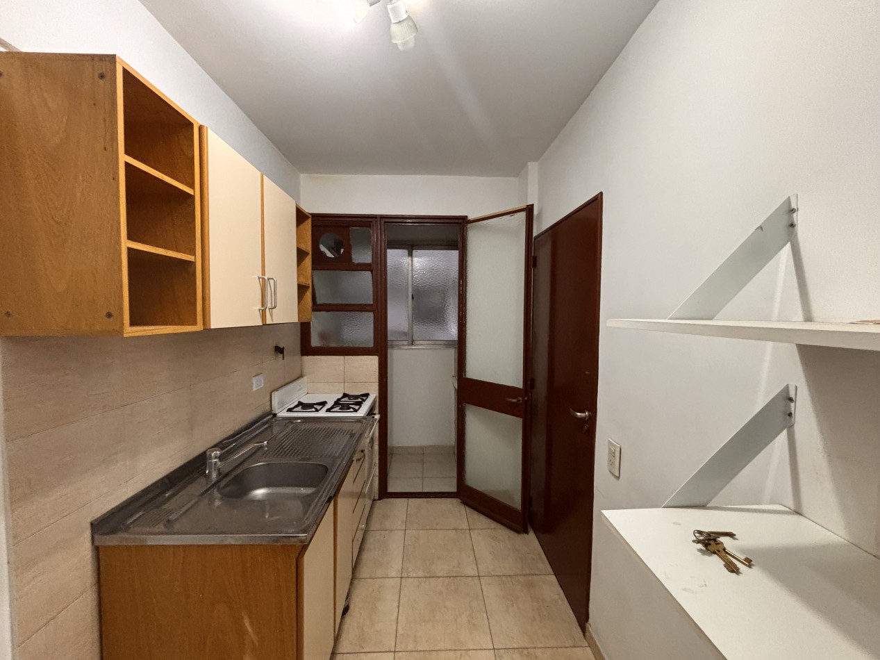 3 ambientes con balcon, palier privado y doble circulacion frente al PARQUE LAS HERAS
