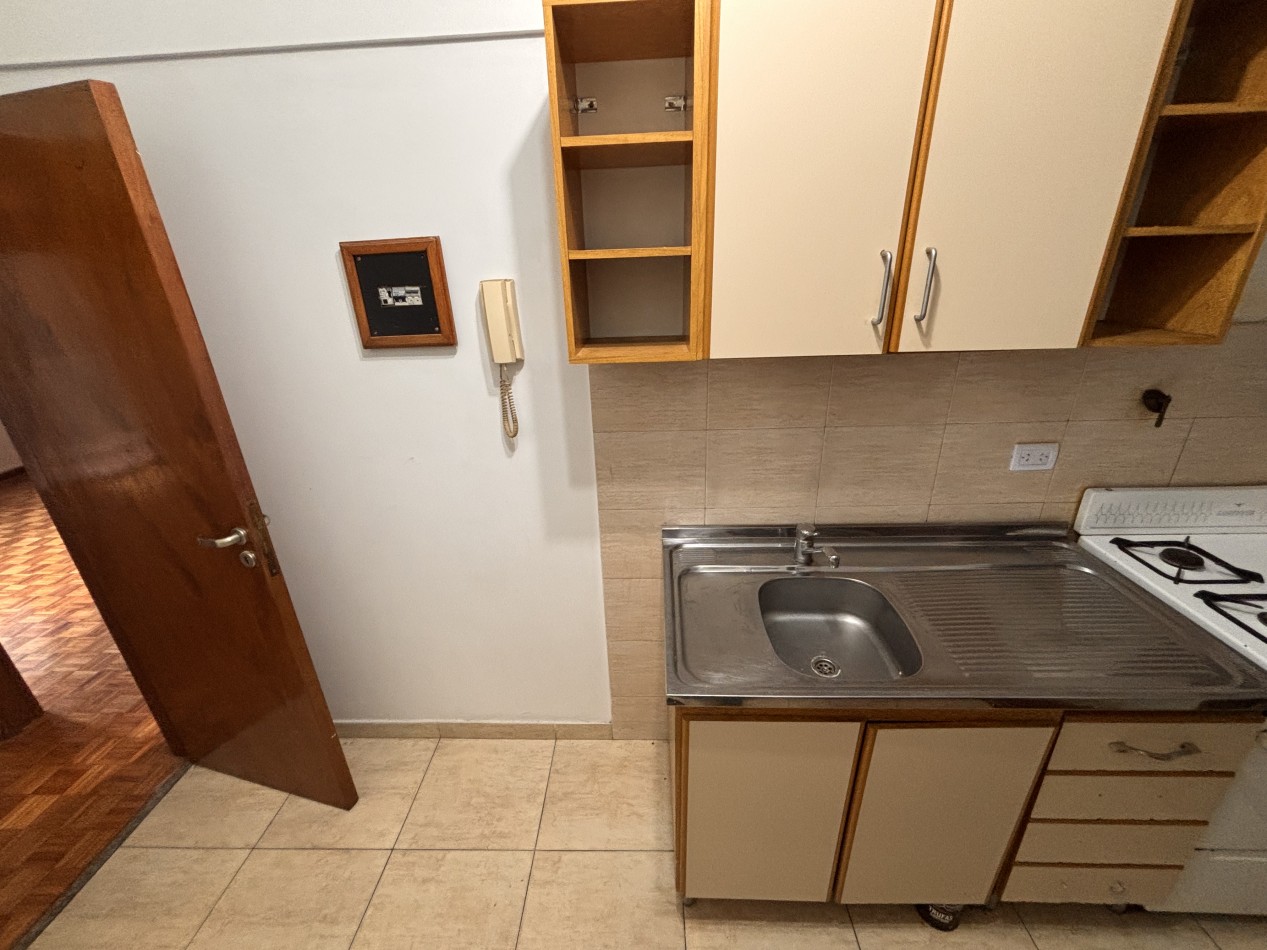 3 ambientes con balcon, palier privado y doble circulacion frente al PARQUE LAS HERAS