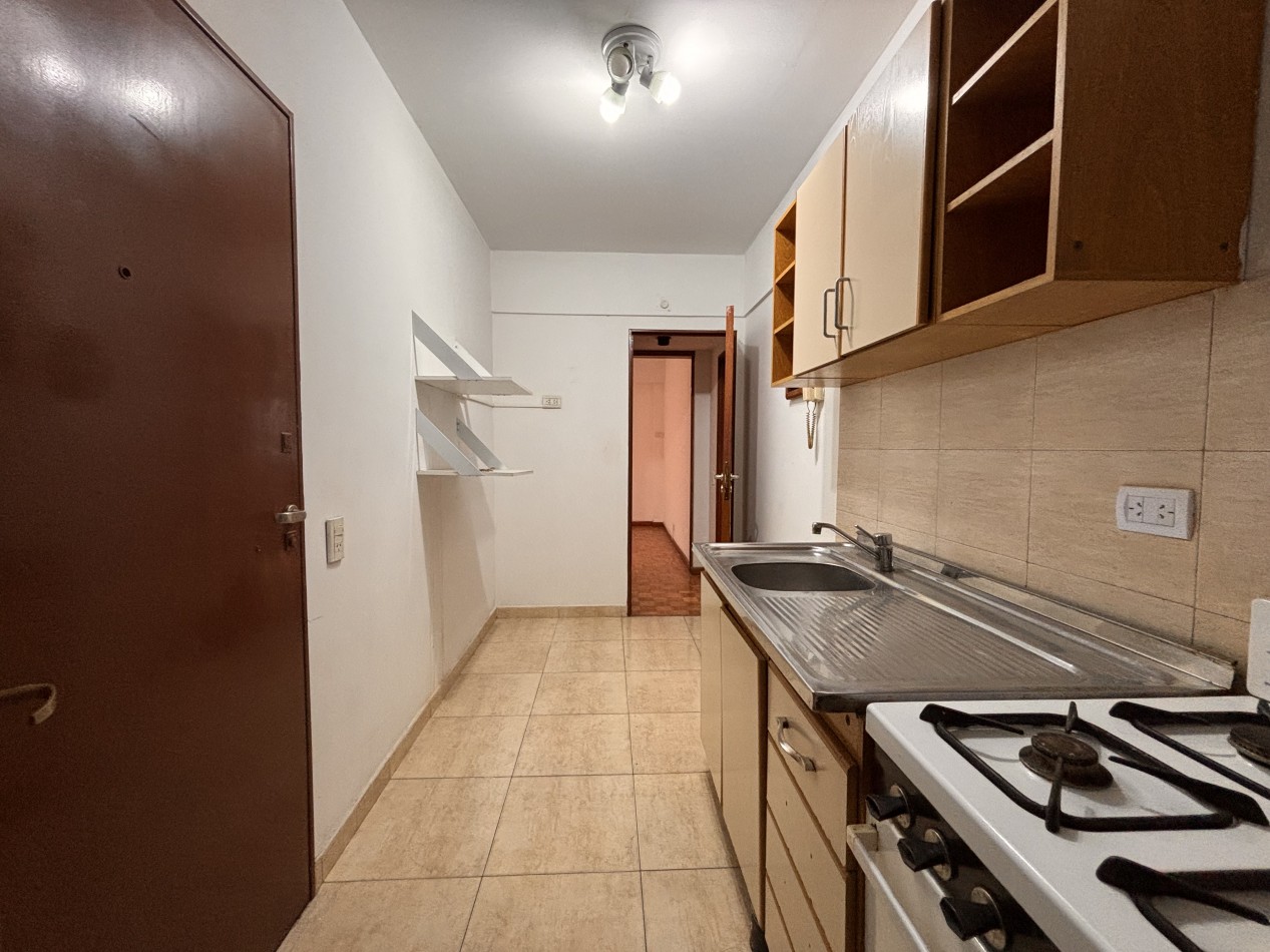 3 ambientes con balcon, palier privado y doble circulacion frente al PARQUE LAS HERAS