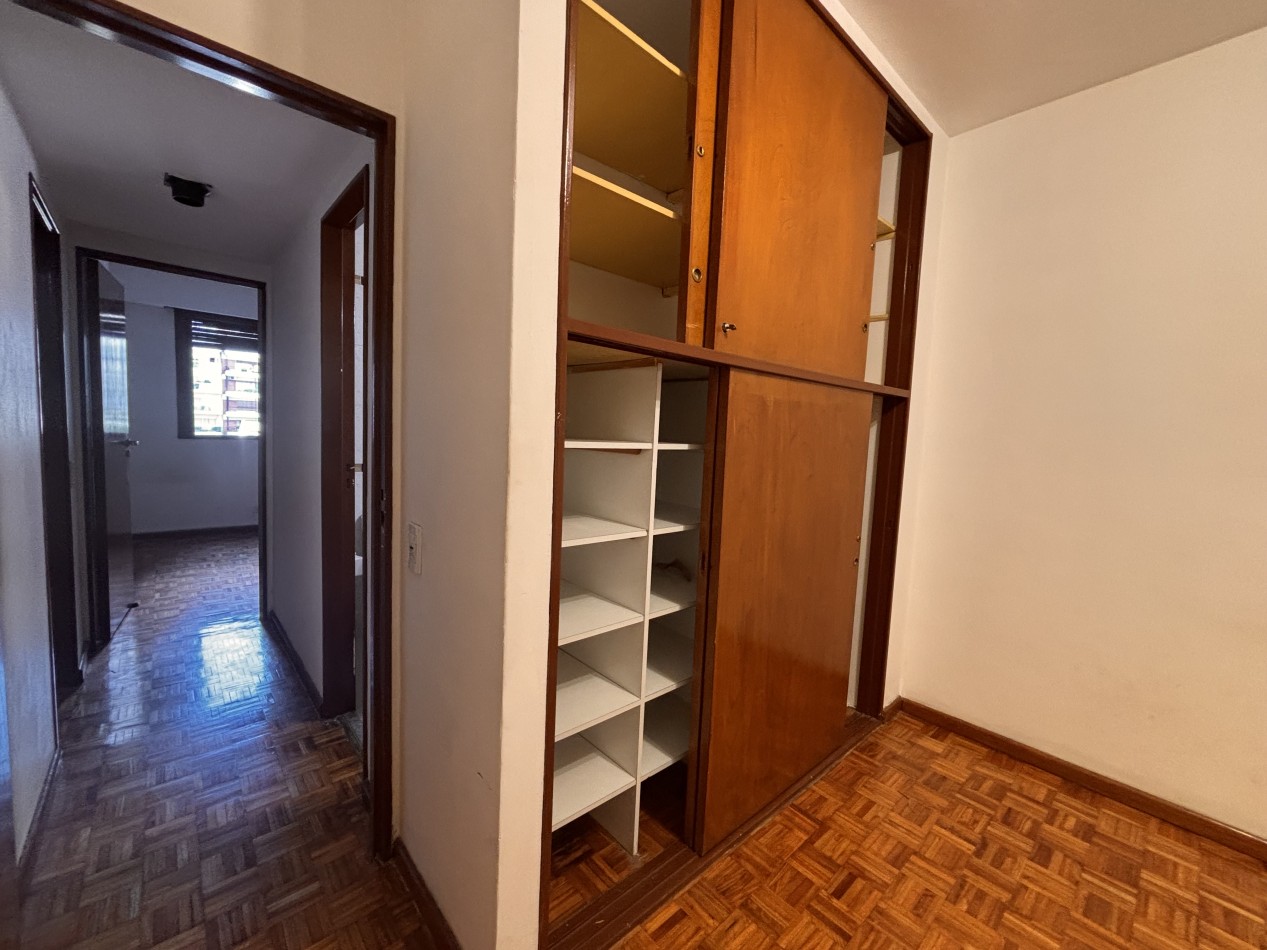 3 ambientes con balcon, palier privado y doble circulacion frente al PARQUE LAS HERAS
