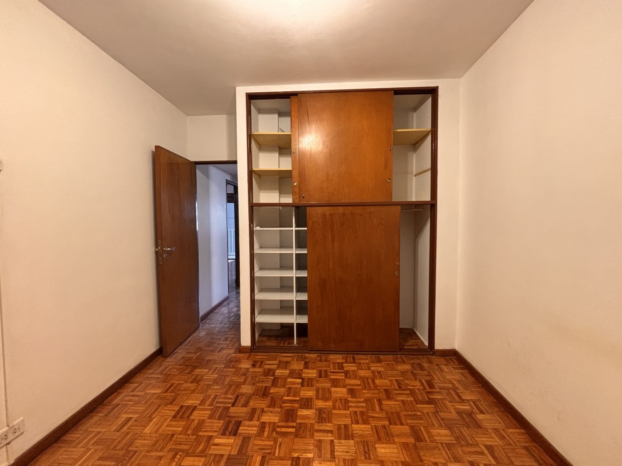 3 ambientes con balcon, palier privado y doble circulacion frente al PARQUE LAS HERAS