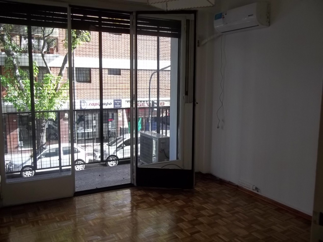 2 ambientes al frente con balcon