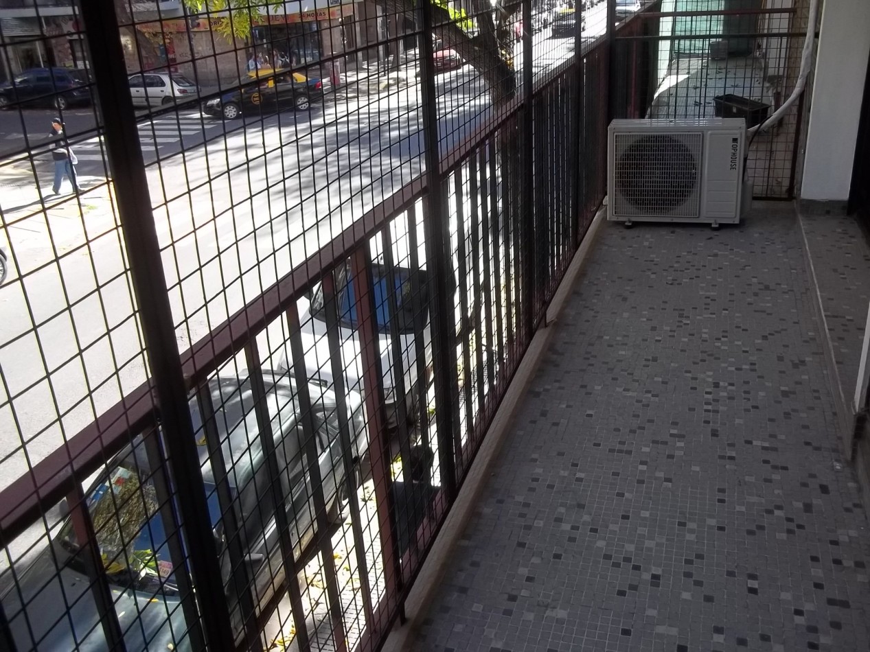 2 ambientes al frente con balcon