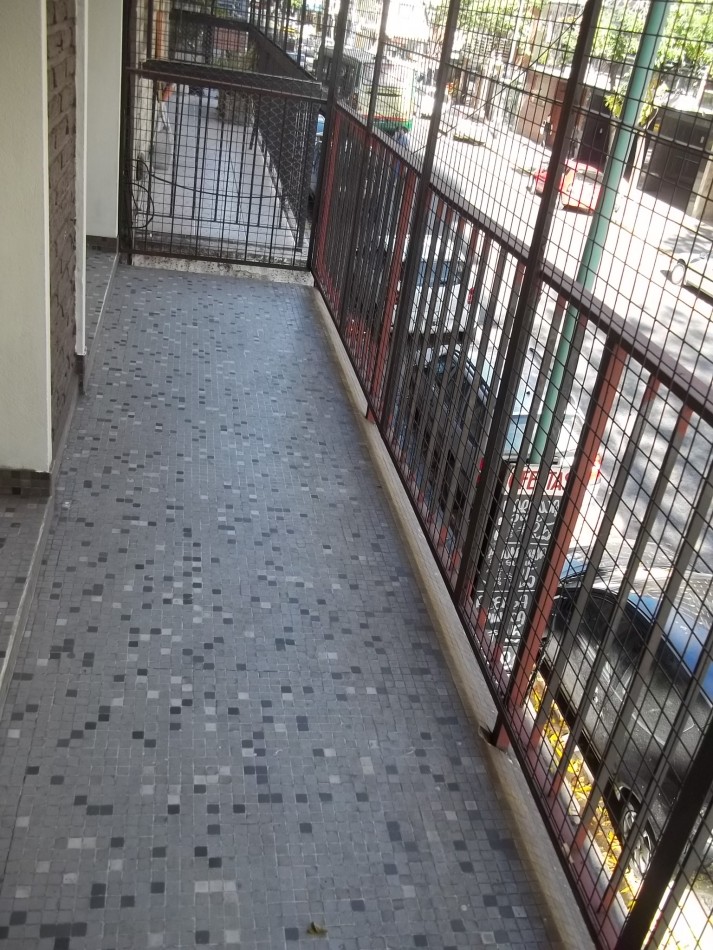 2 ambientes al frente con balcon