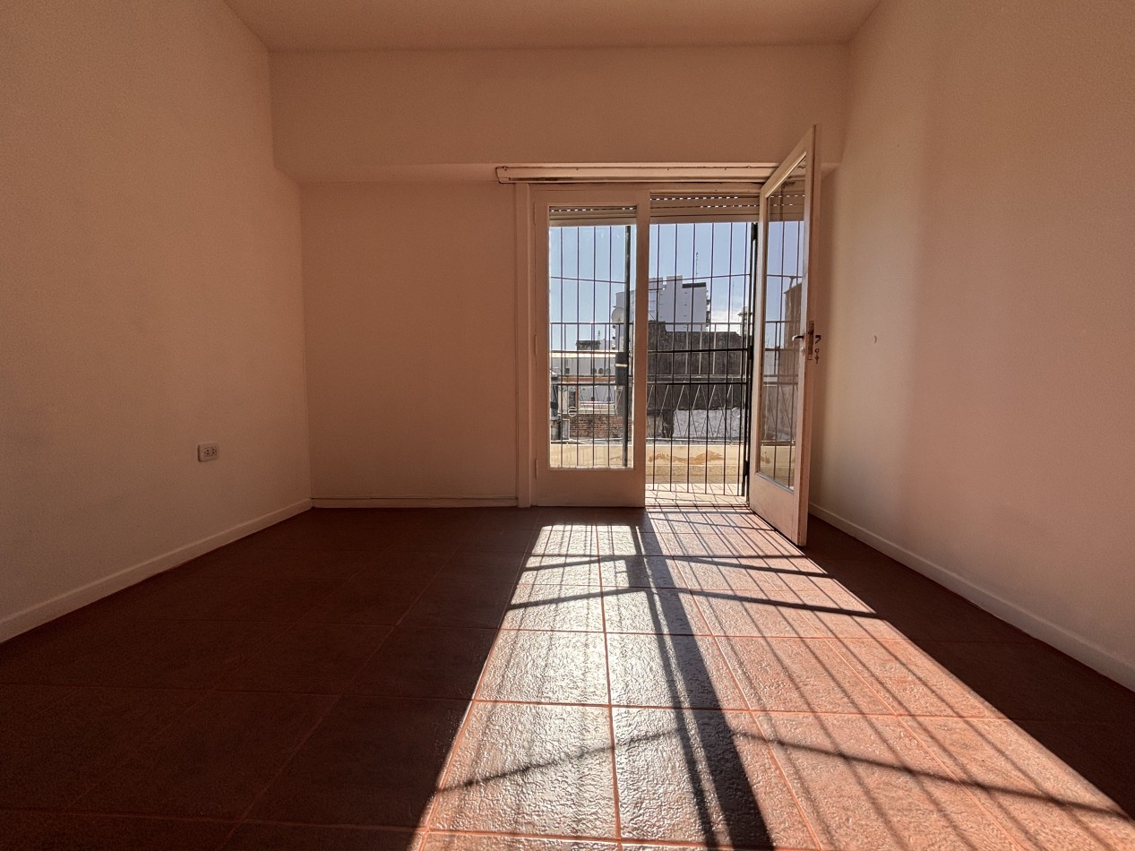 Excelente PH al frente con balcon y terraza propia 