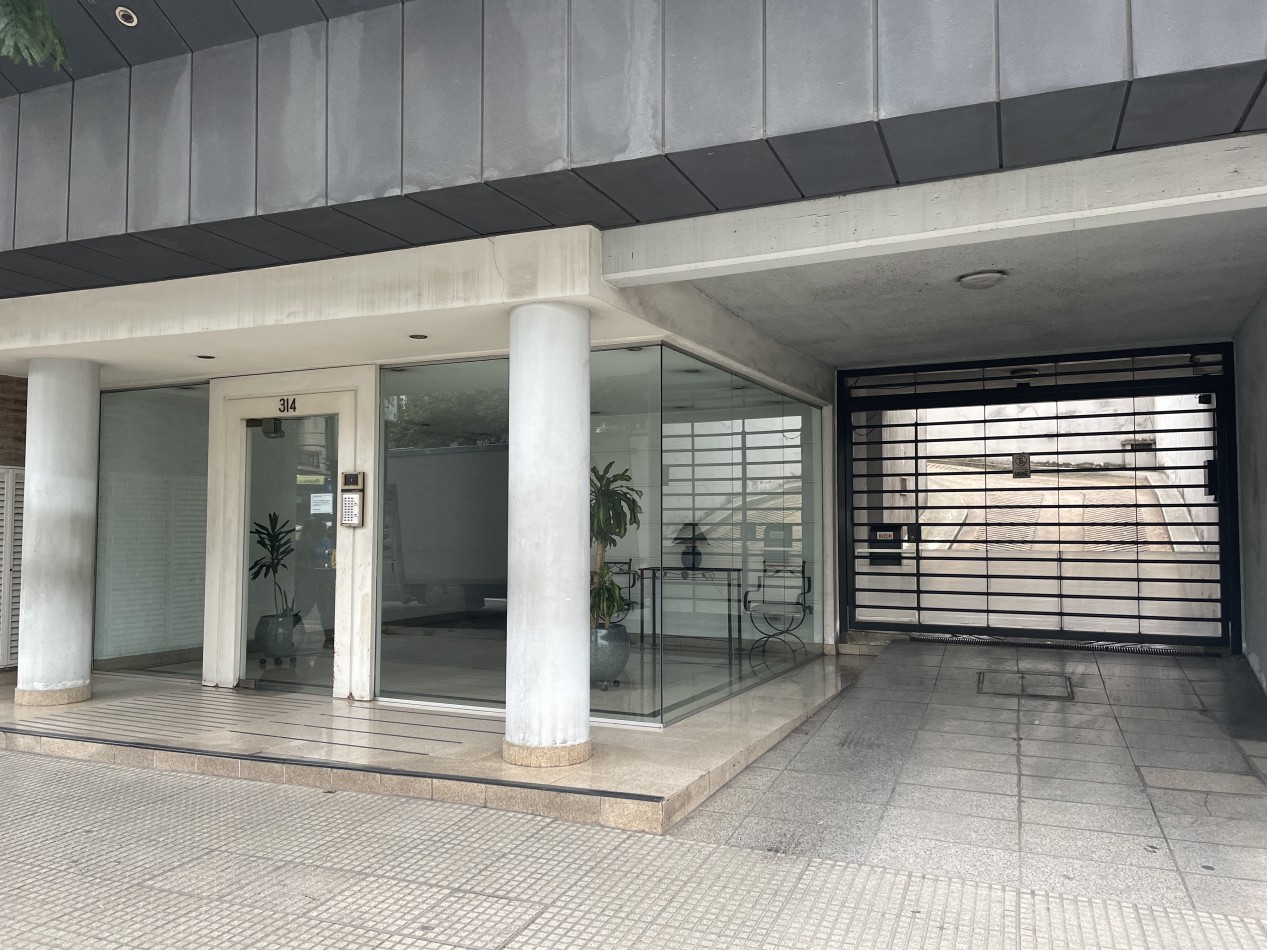 3 ambientes al frente on balcon Cochera y Baulera 