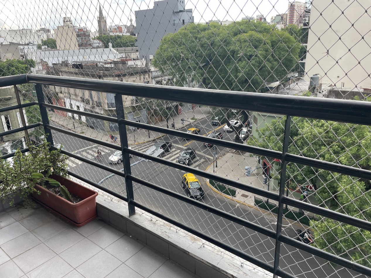 3 ambientes al frente on balcon Cochera y Baulera 