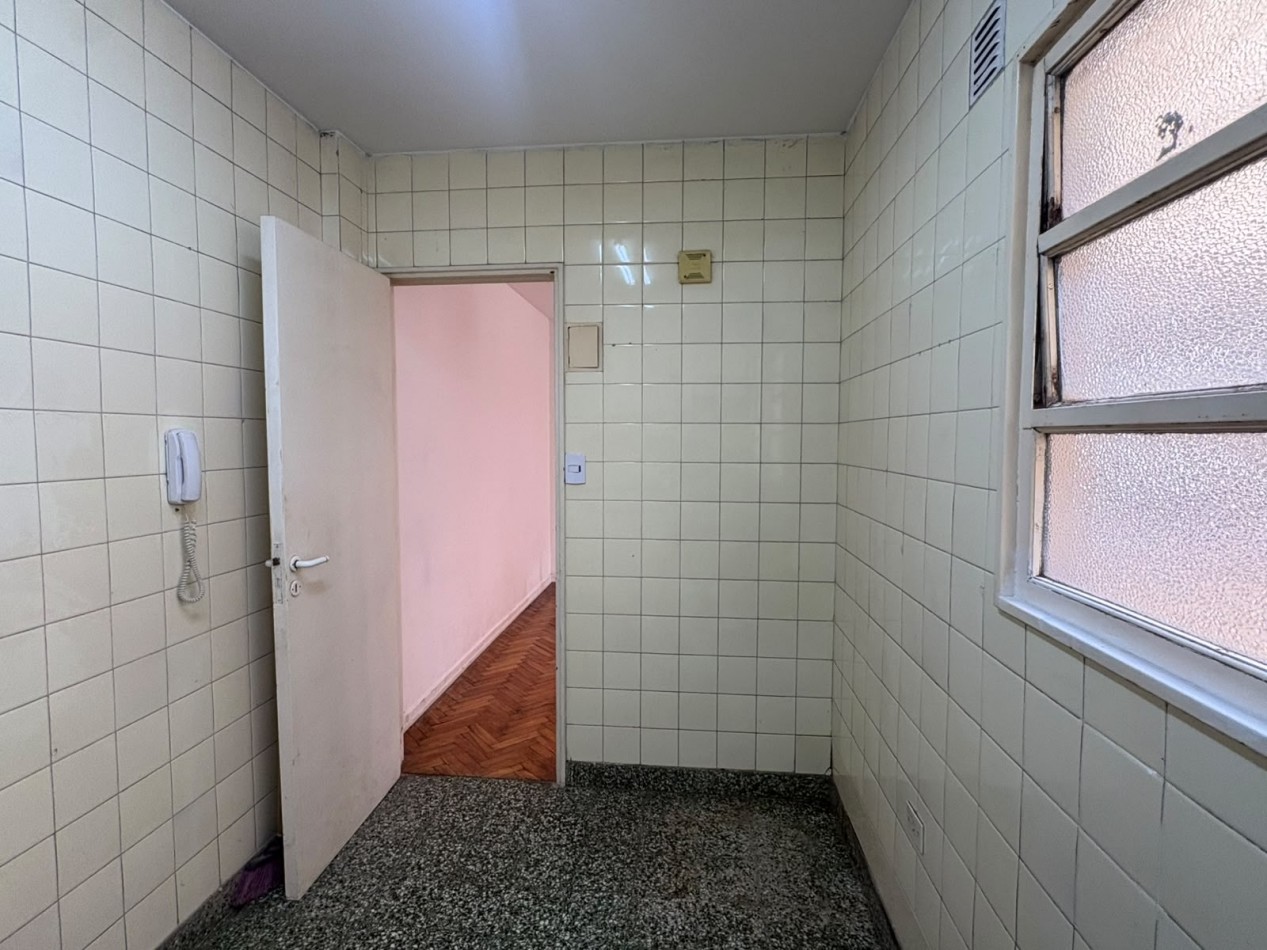 Departamento de 2 ambientes y medio 8vo Piso al contrafrente 