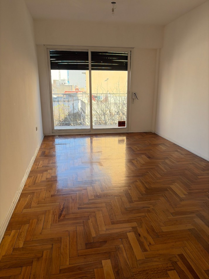 2 ambientes amplios al frente con balcon 