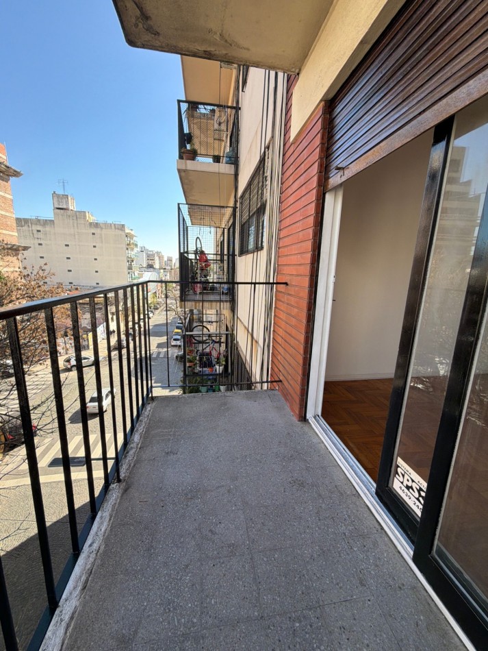 2 ambientes amplios al frente con balcon 