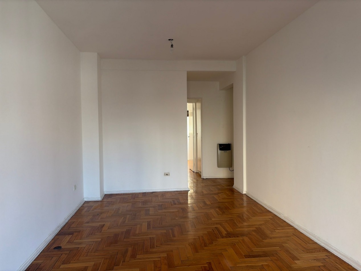 2 ambientes amplios al frente con balcon 