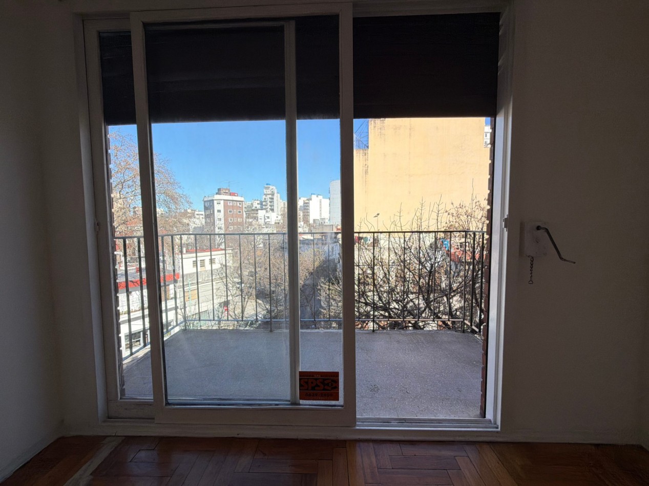 2 ambientes amplios al frente con balcon 
