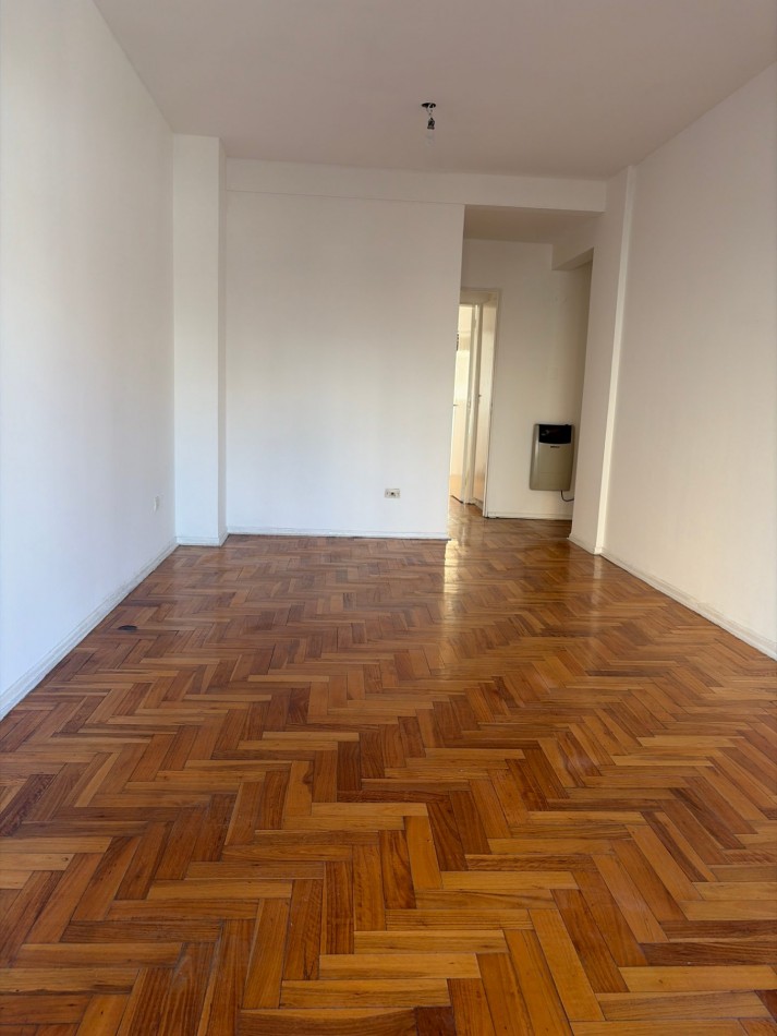 2 ambientes amplios al frente con balcon 