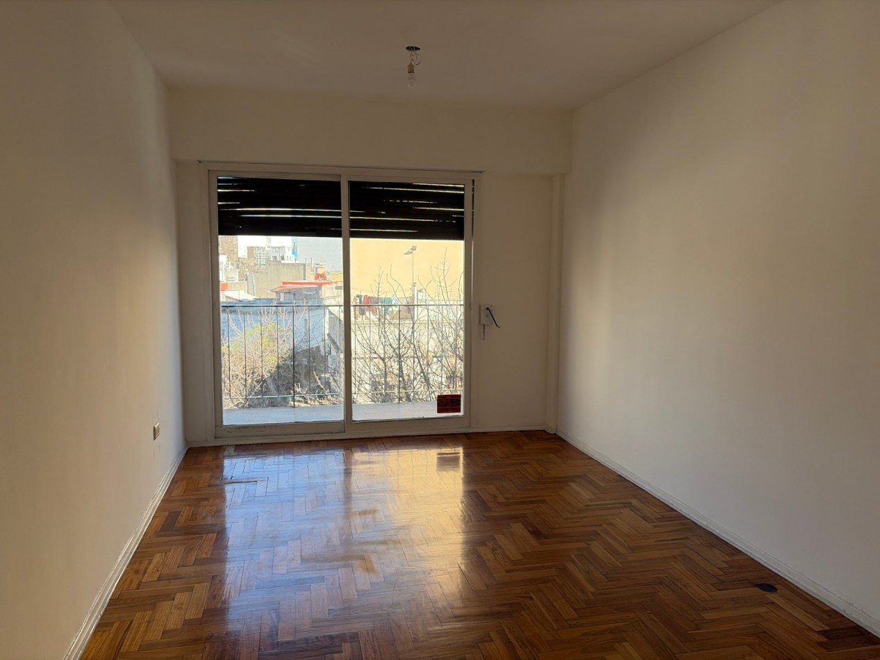 2 ambientes amplios al frente con balcon 