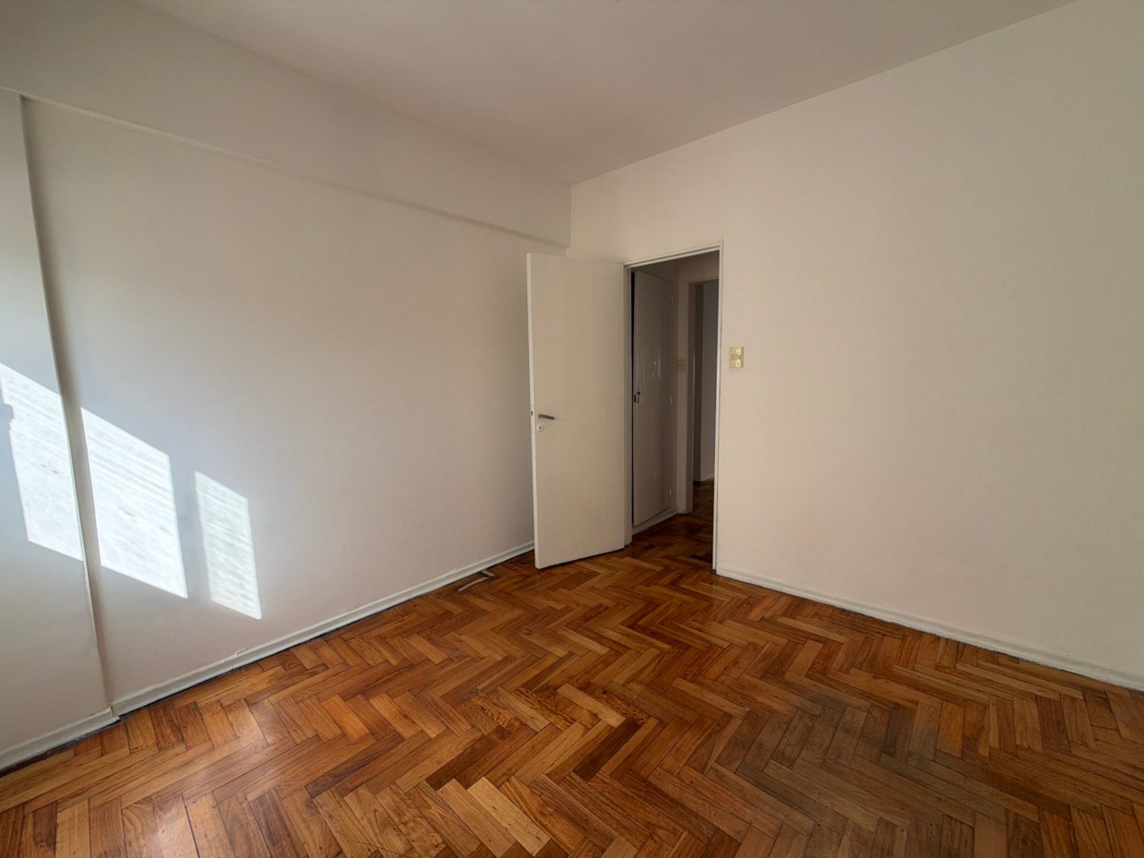 2 ambientes amplios al frente con balcon 