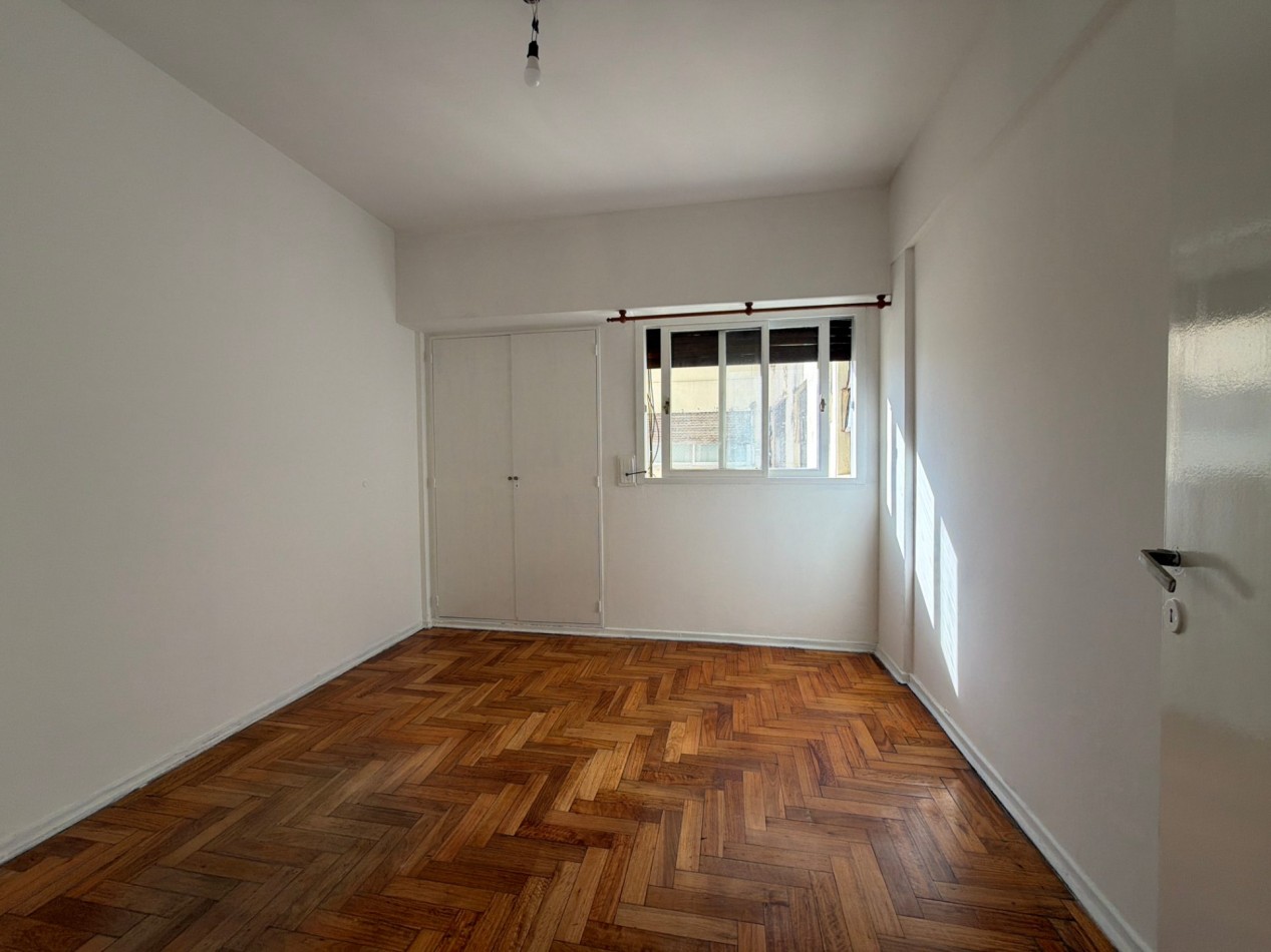 2 ambientes amplios al frente con balcon 