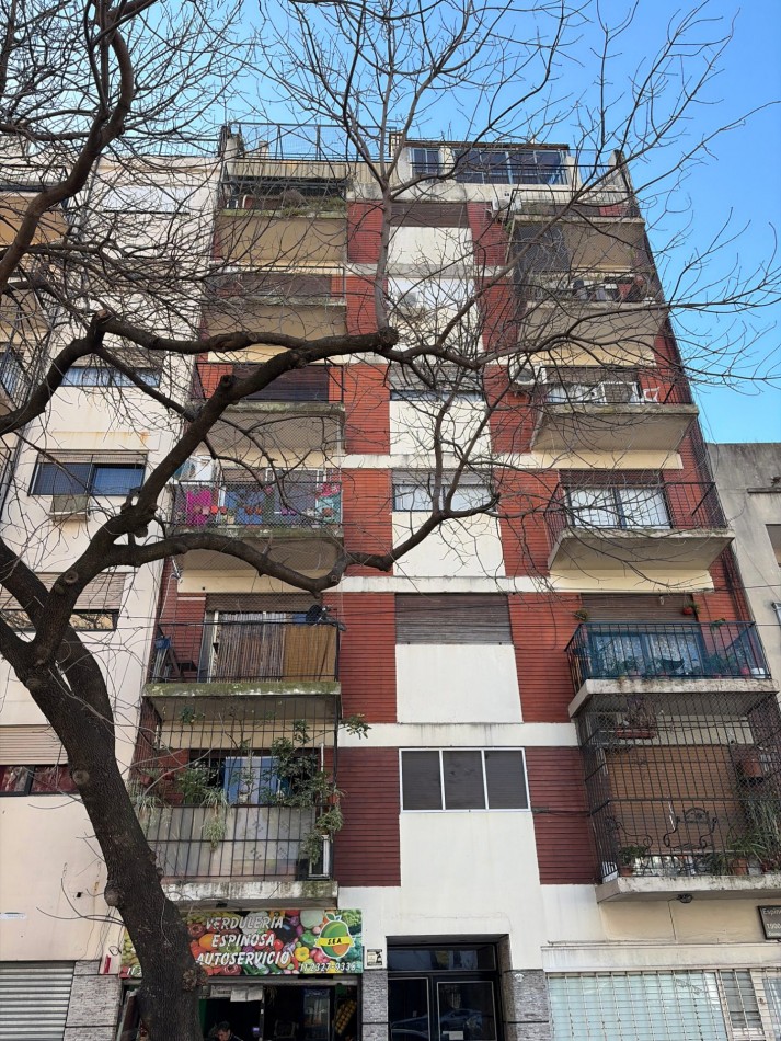 2 ambientes amplios al frente con balcon 