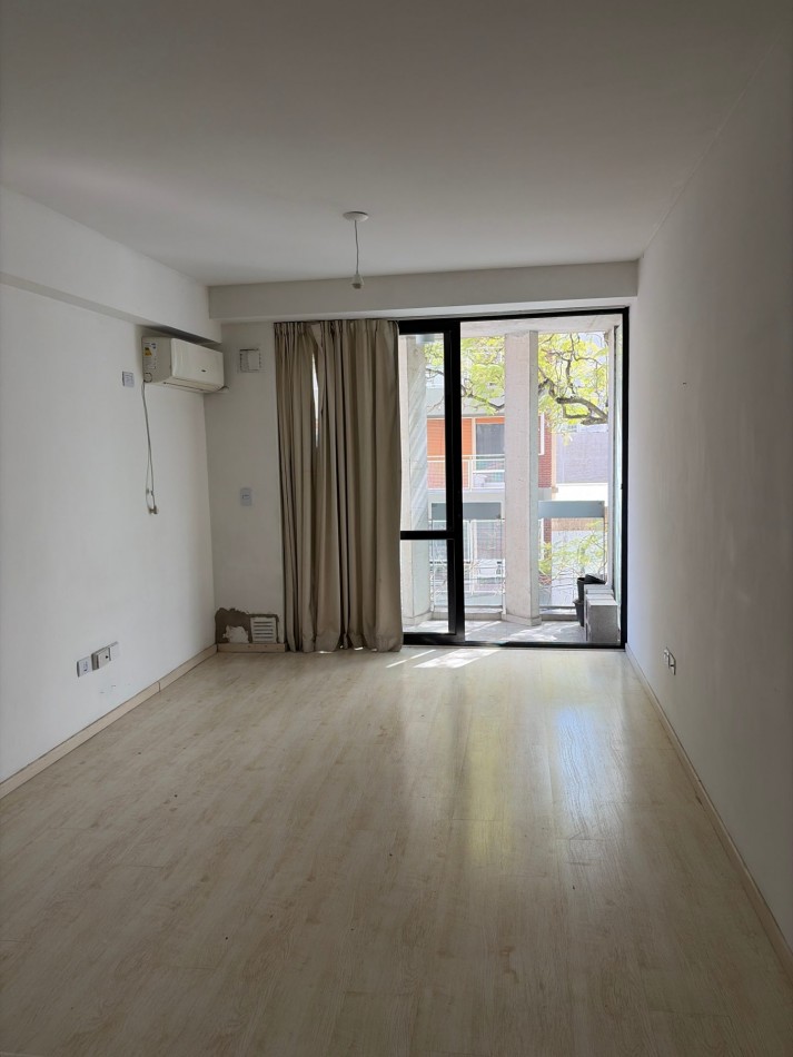 Monoambiente al frente con balcon 
