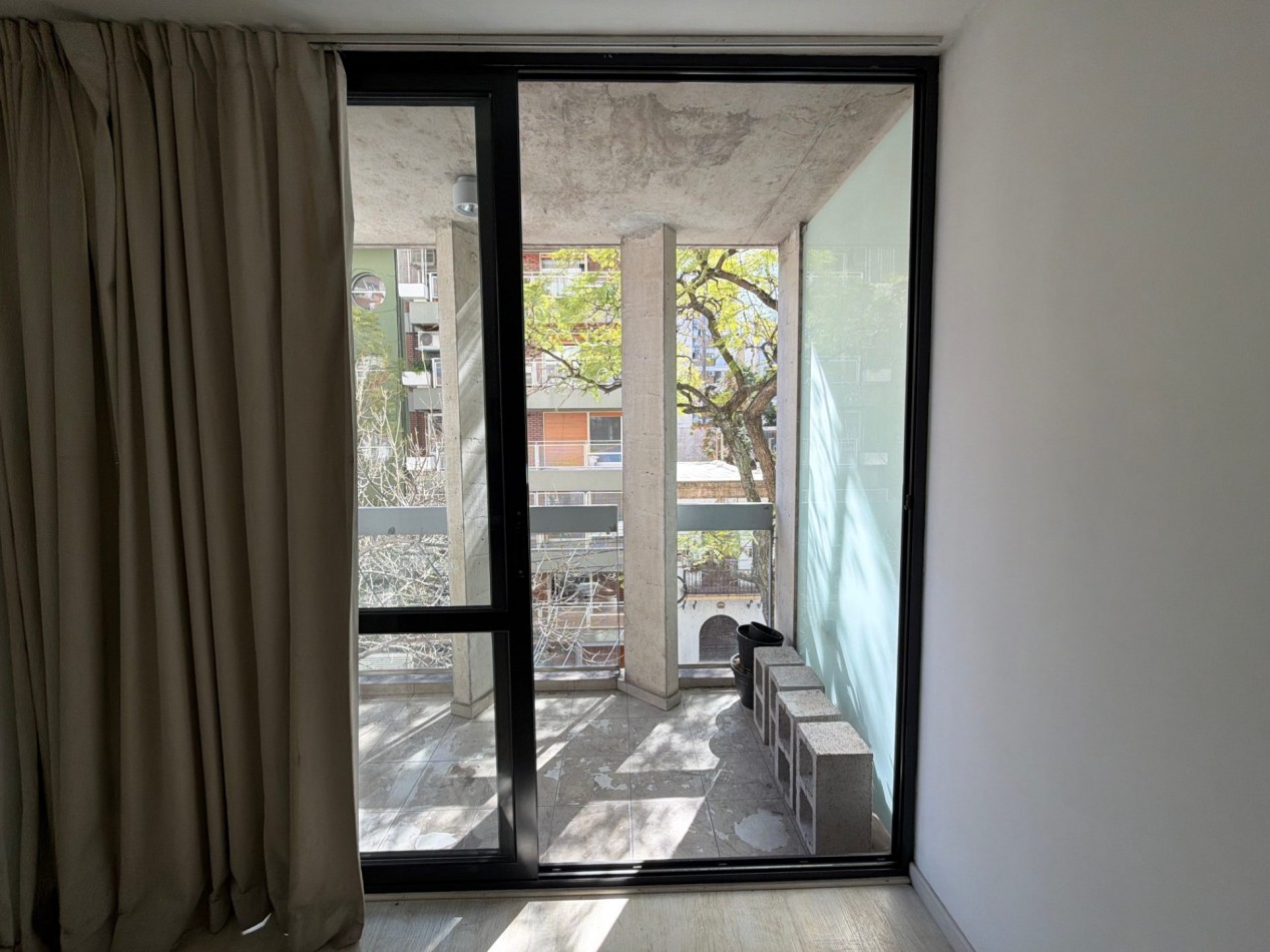 Monoambiente al frente con balcon 