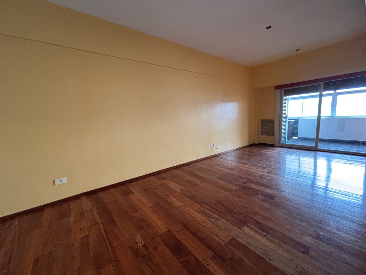 3 Ambientes + dependencia y Balcon 