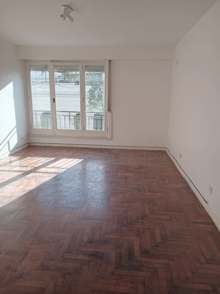 3 ambientes al frente con balcon