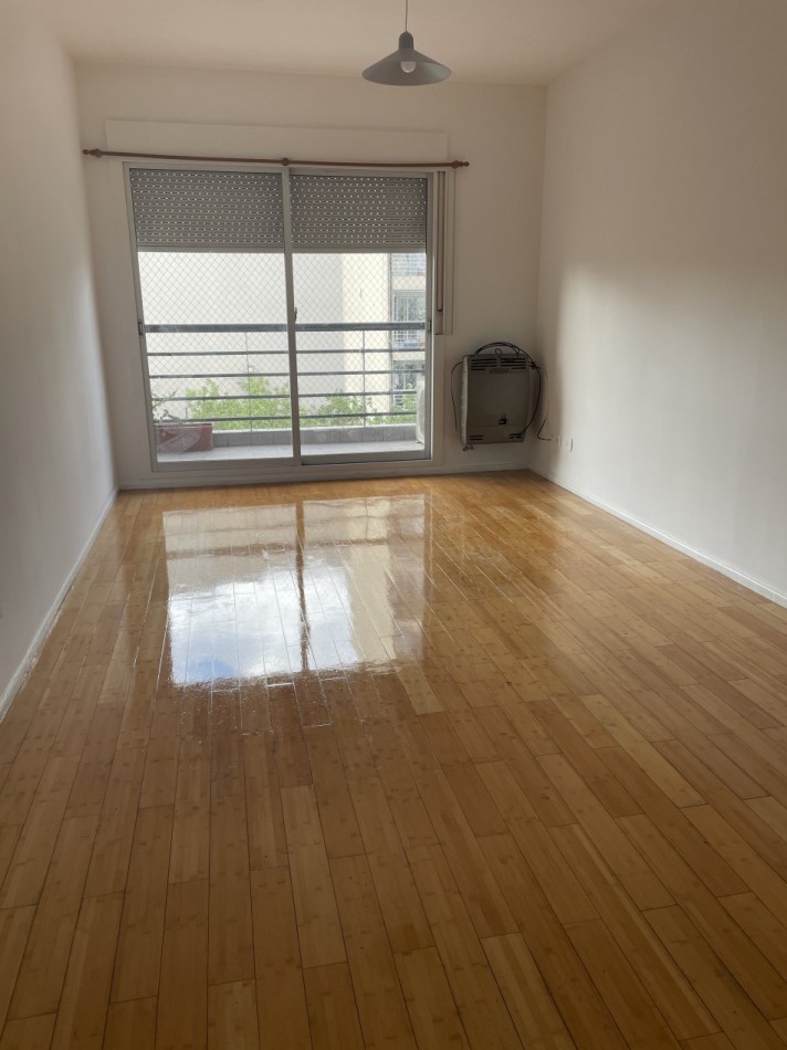 3 ambientes al frente on balcon Cochera y Baulera 