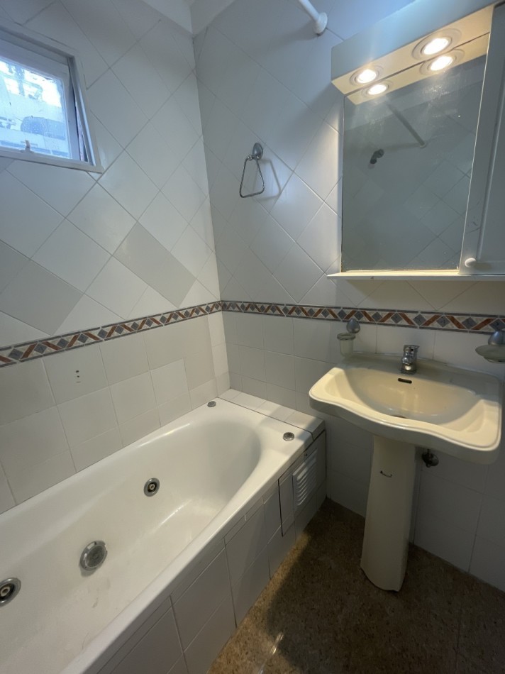 3 ambientes al frente on balcon Cochera y Baulera 