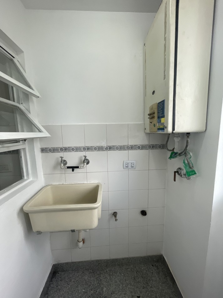 3 ambientes al frente on balcon Cochera y Baulera 