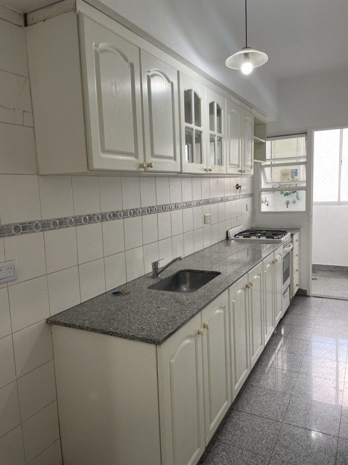 3 ambientes al frente on balcon Cochera y Baulera 