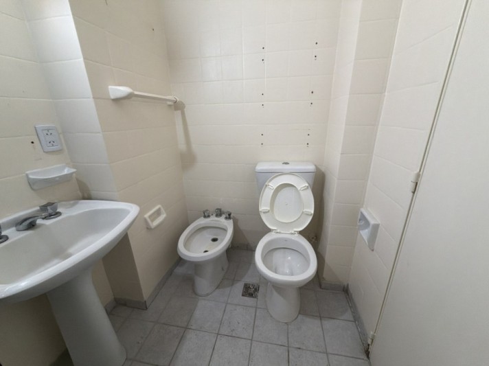 3 ambientes contrafrente con espacio guardacoche y baulera 