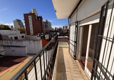 Excelente PH al frente con balcon y terraza propia 