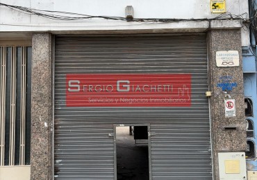 Galpon con entrada de camionetas y local al frente 