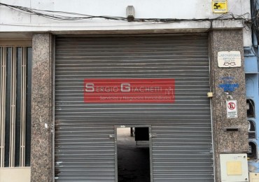 Galpon con entrada de camionetas y local al frente 